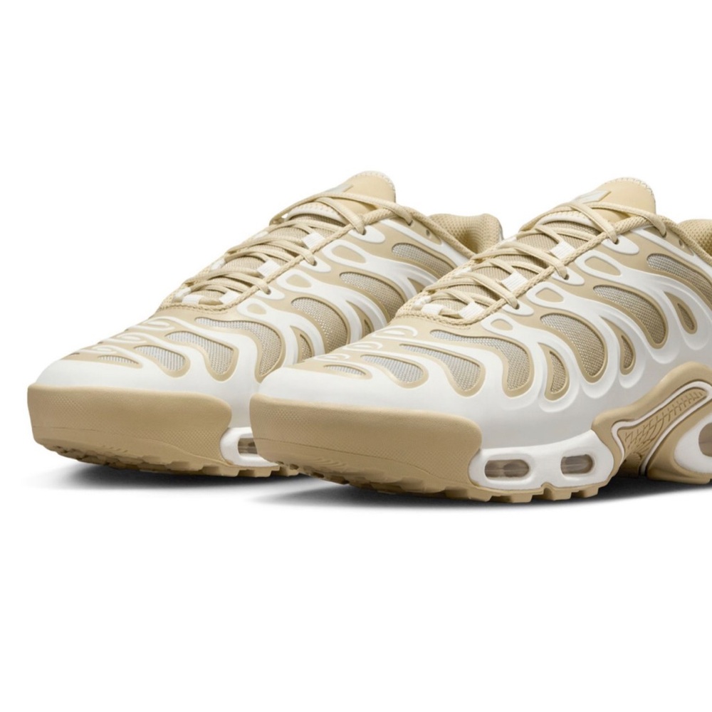 Nike Women's Tan and Cream Athletic Sneakers pre-owned excellent condition